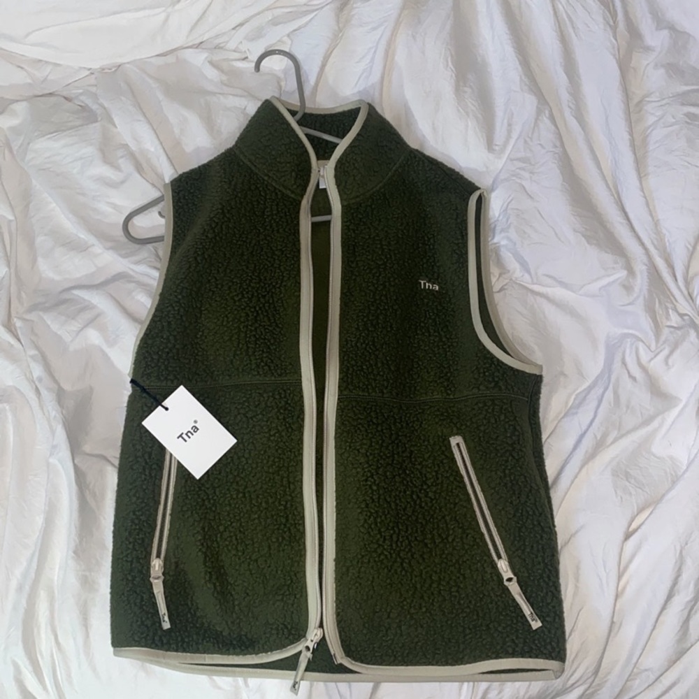 Aritzia bigfoot fleece vest in fatigue/mullein